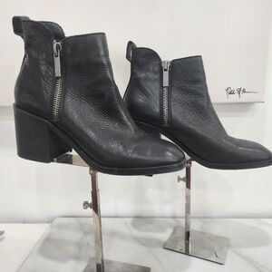 [LUCKY BRAND]  Women's size 8.5 black cutest zip up booties.